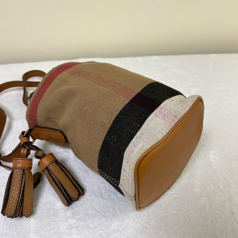 Burberry Ashby 帆布格紋水桶包側背包-15