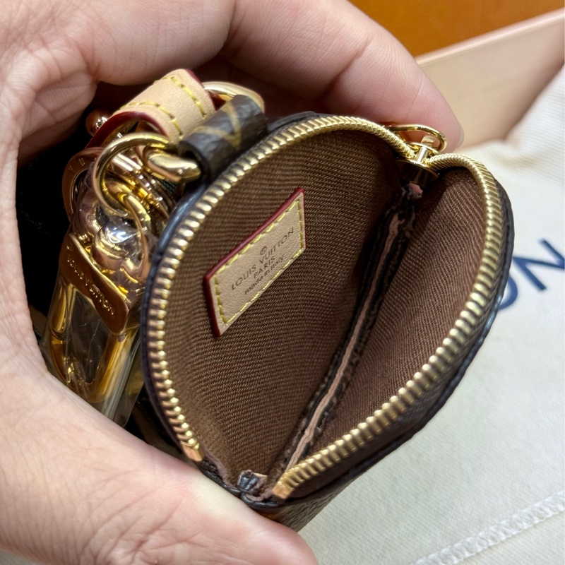 LV M69556  MULTI POCHETTE 掛繩鑰匙扣零錢包-17