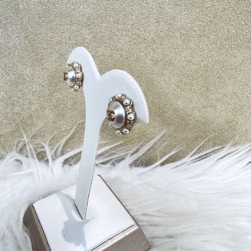 Chanel 灰白珍珠淡金針式耳環-2