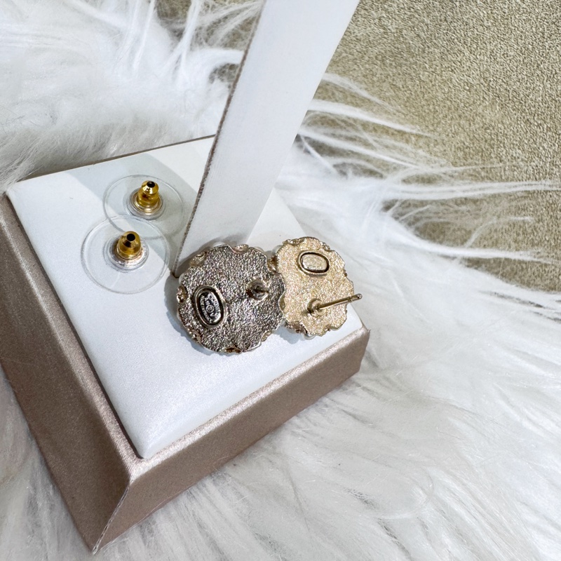 Chanel 灰白珍珠淡金針式耳環-3