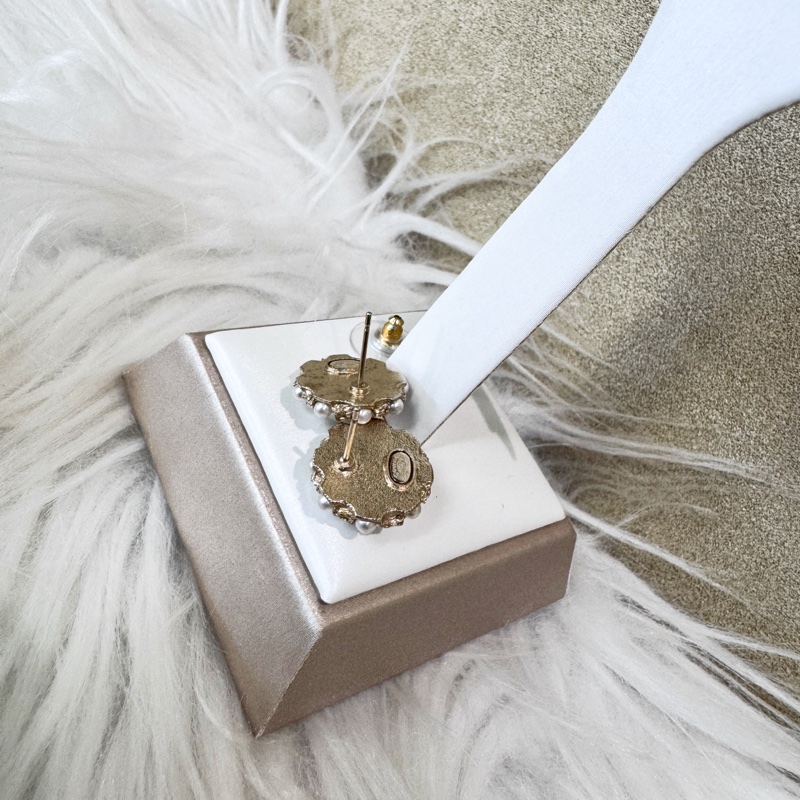 Chanel 灰白珍珠淡金針式耳環-4