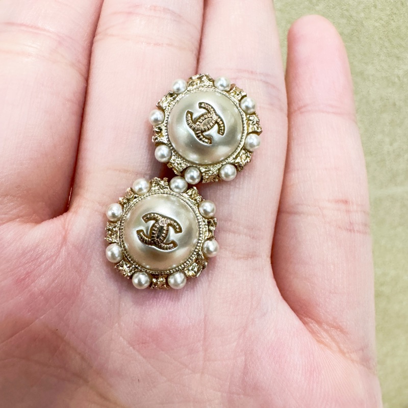 Chanel 灰白珍珠淡金針式耳環-5