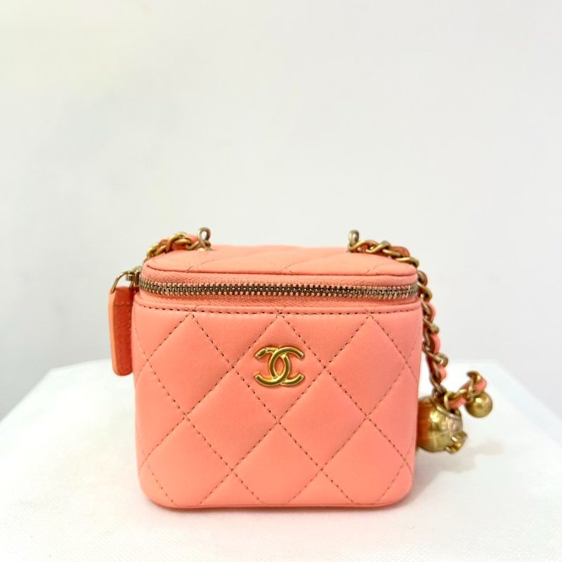 CHANEL鮭魚粉金球化妝斜背包-0