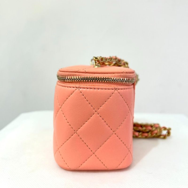 CHANEL鮭魚粉金球化妝斜背包-2