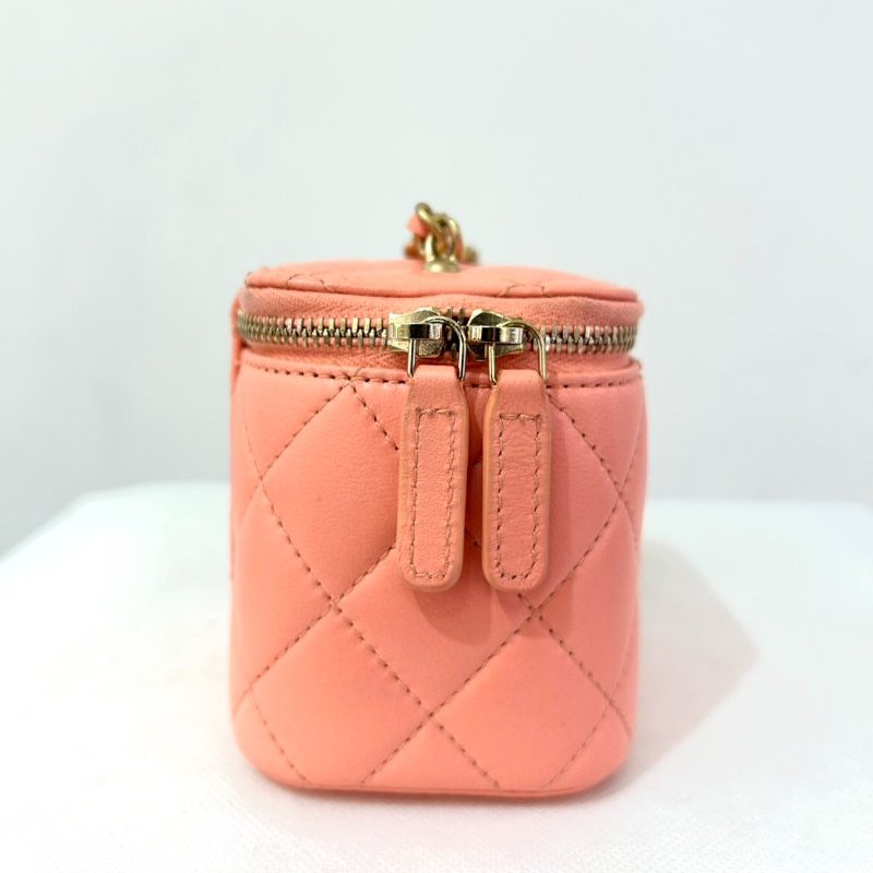 CHANEL鮭魚粉金球化妝斜背包-3