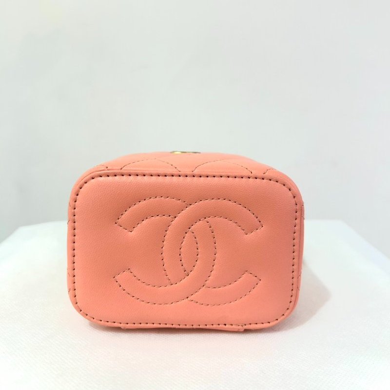 CHANEL鮭魚粉金球化妝斜背包-6