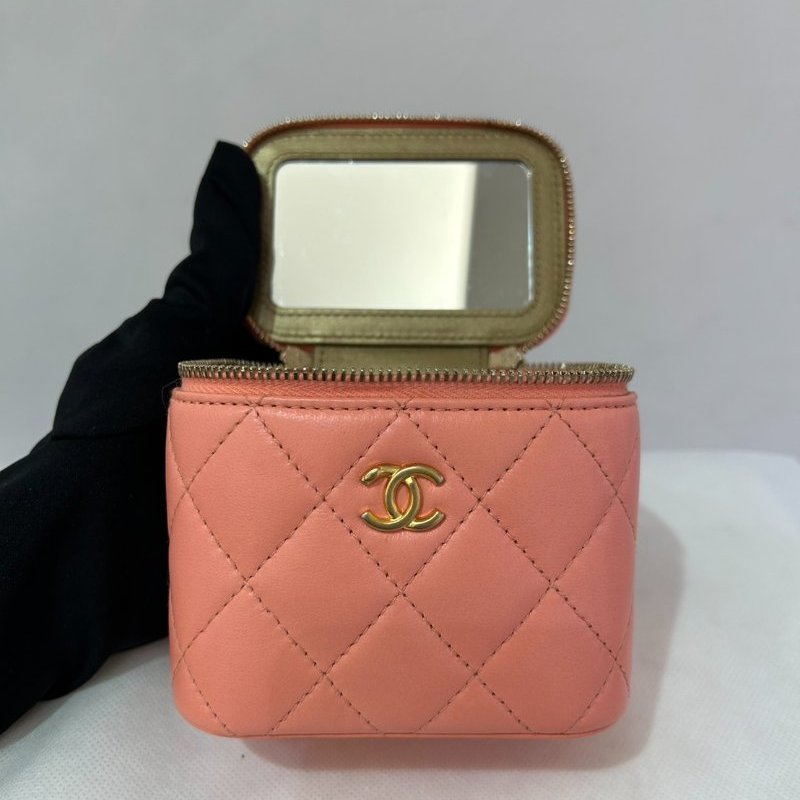 CHANEL鮭魚粉金球化妝斜背包-7