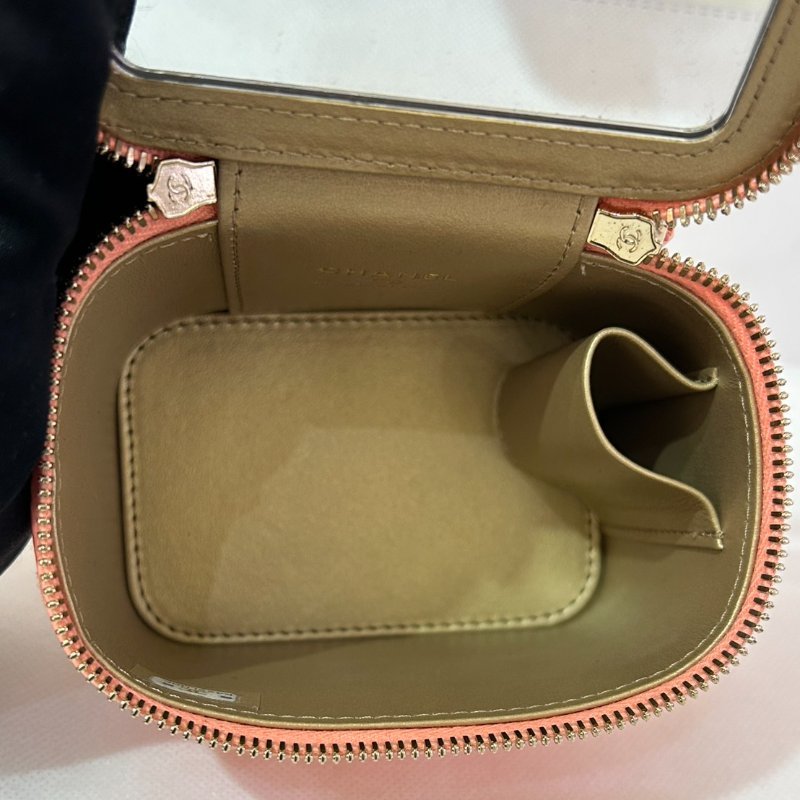 CHANEL鮭魚粉金球化妝斜背包-8