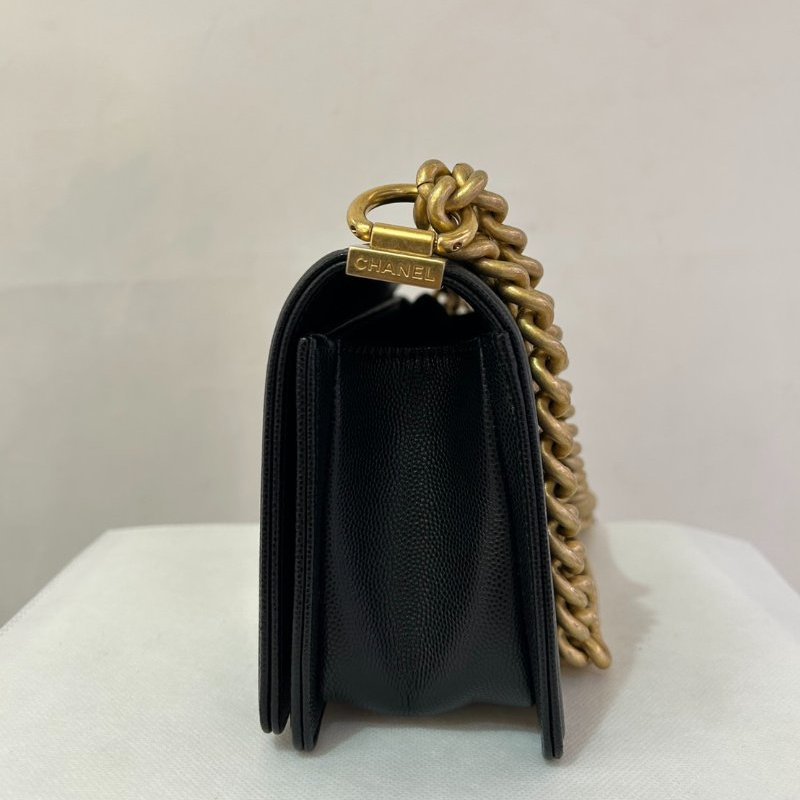 CHANEL BOY 黑荔枝金斜背包20cm-1