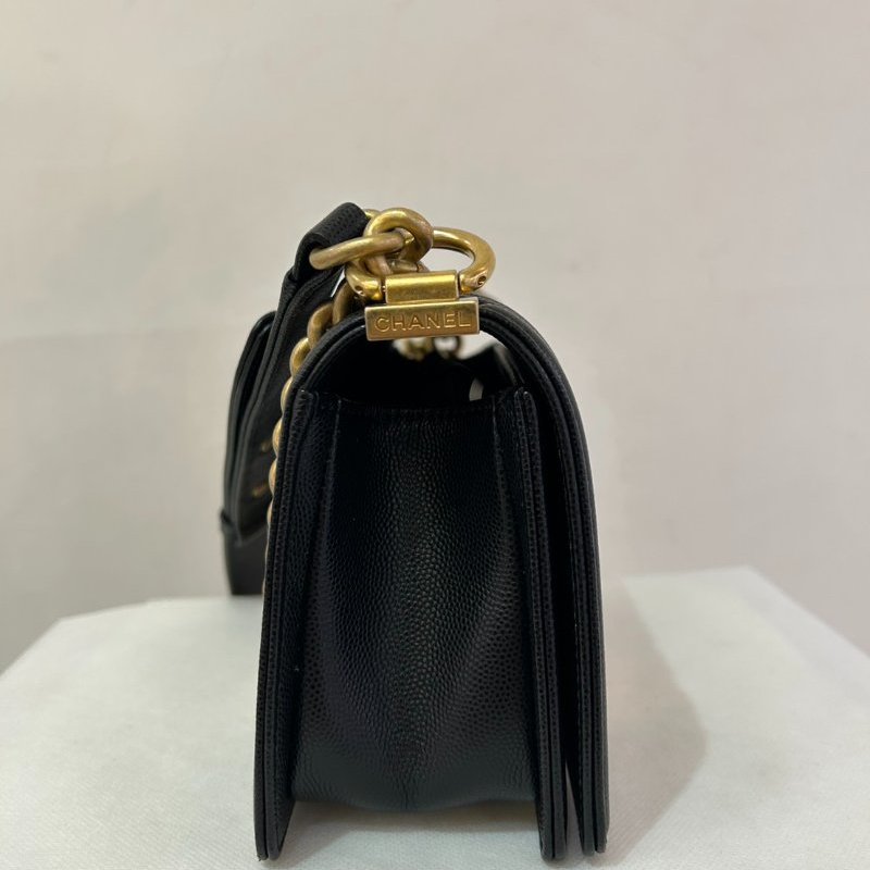 CHANEL BOY 黑荔枝金斜背包20cm-2