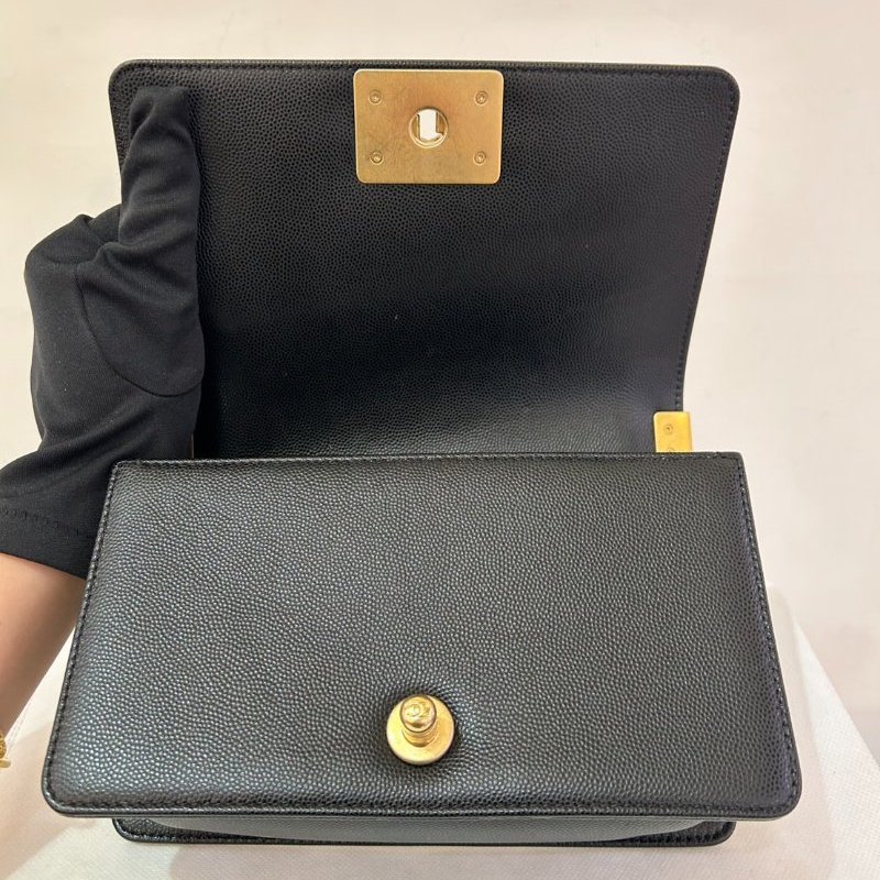 CHANEL BOY 黑荔枝金斜背包20cm-6