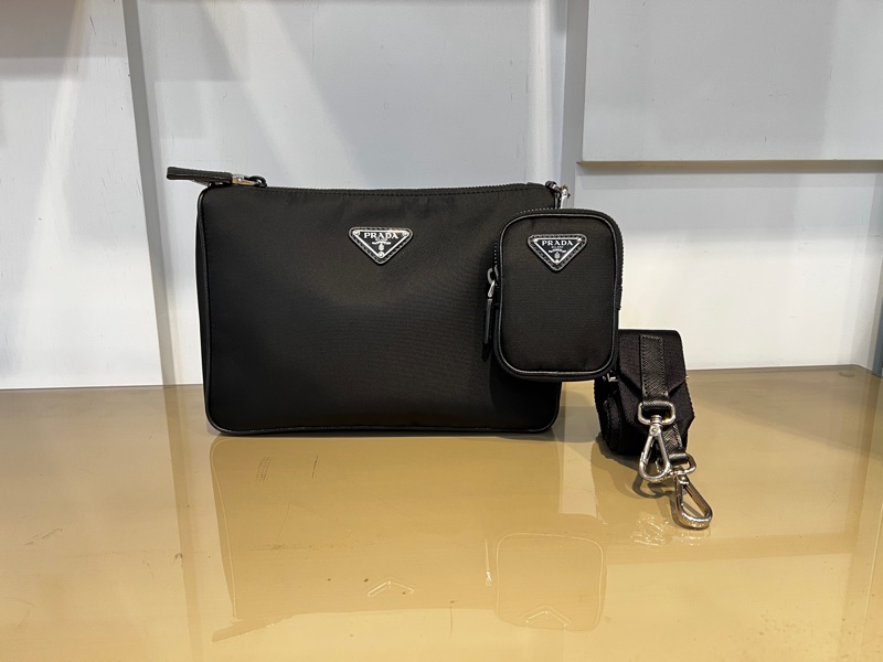 Prada 黑尼龍二合一斜背包-0