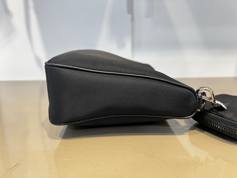 Prada 黑尼龍二合一斜背包-4