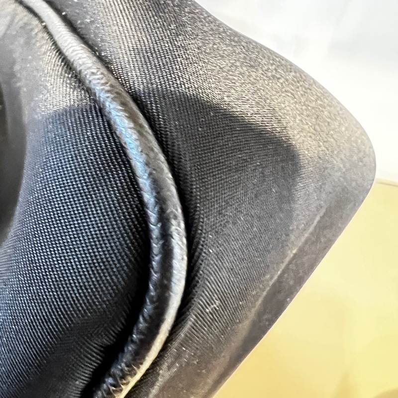 Prada 黑尼龍二合一斜背包-9