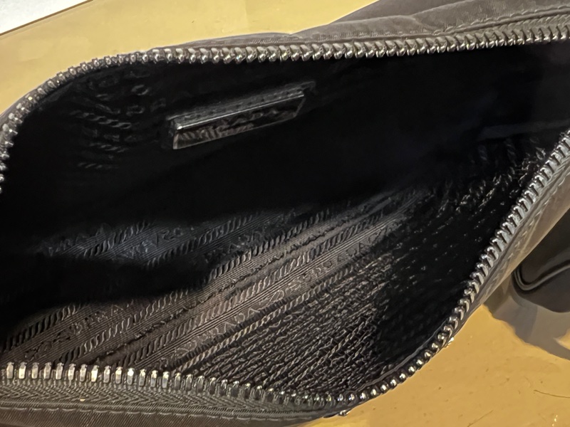 Prada 黑尼龍二合一斜背包-10