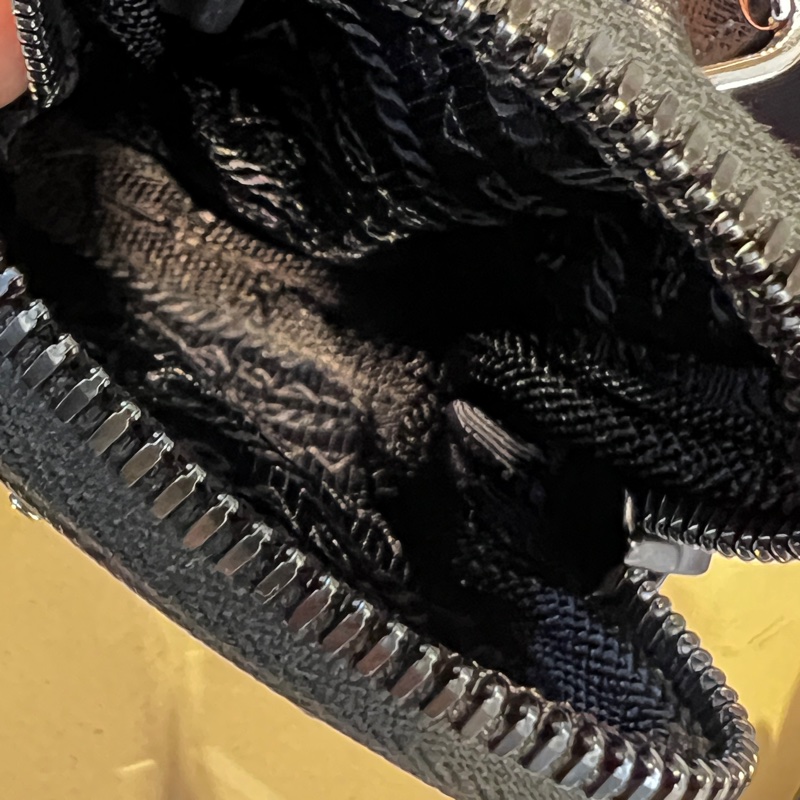 Prada 黑尼龍二合一斜背包-11