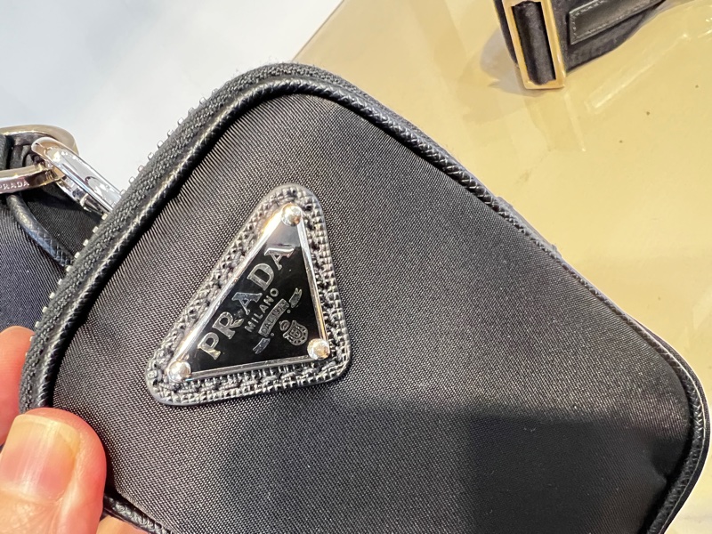 Prada 黑尼龍二合一斜背包-13