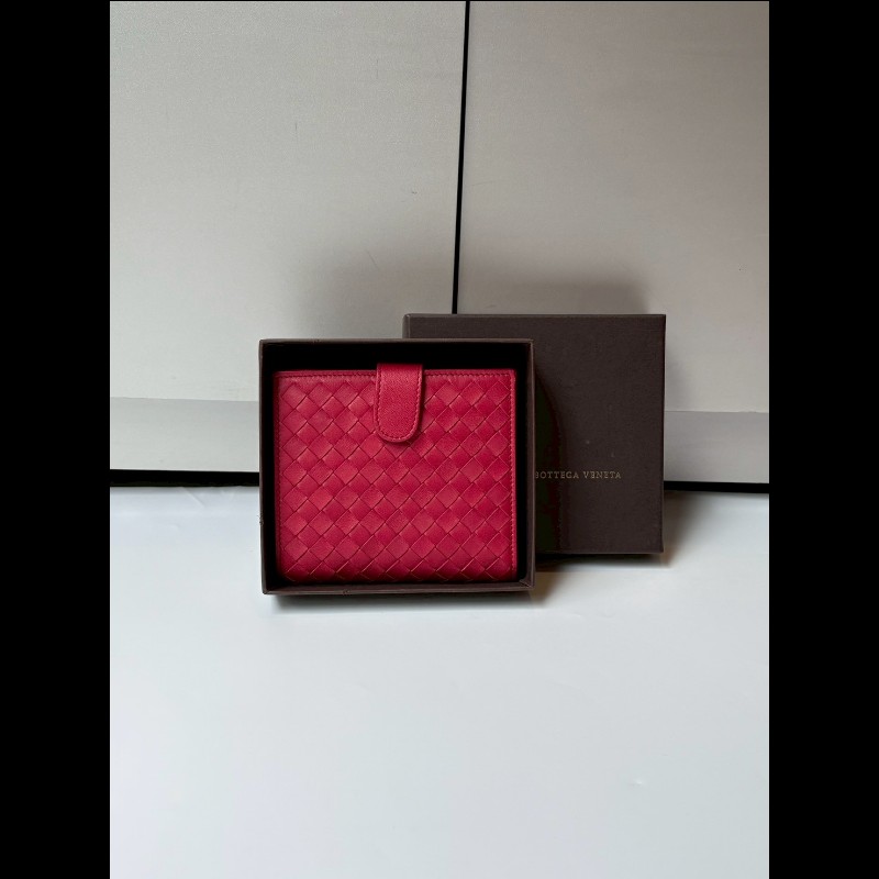 BV 紅皮編織有釦中夾-0