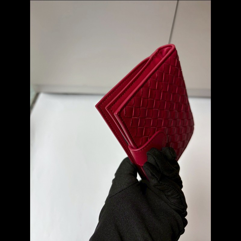 BV 紅皮編織有釦中夾-3