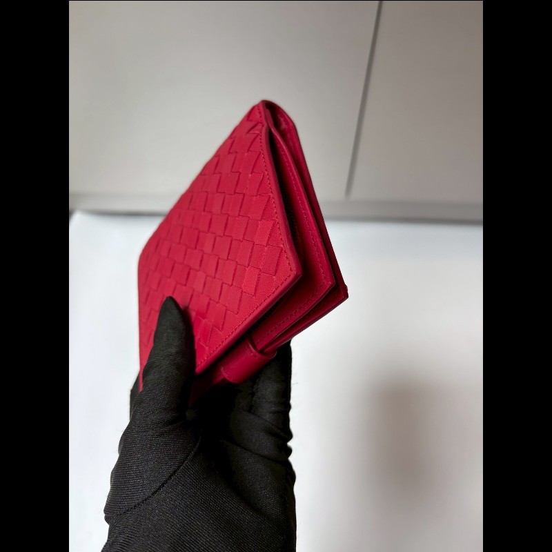 BV 紅皮編織有釦中夾-4