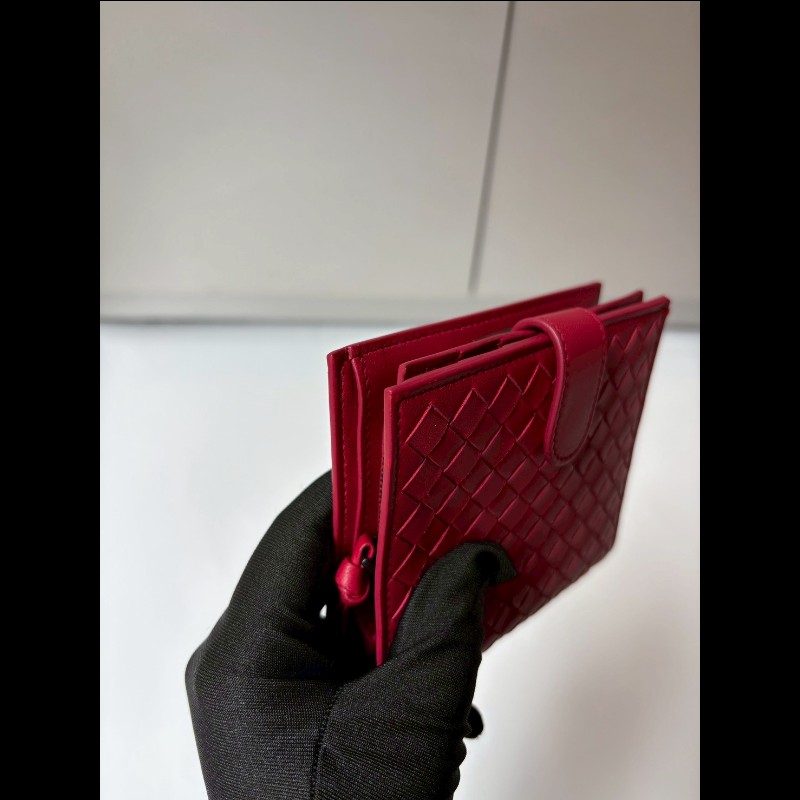 BV 紅皮編織有釦中夾-10