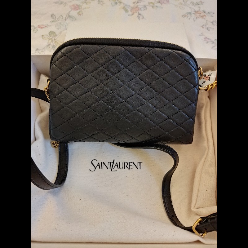 Saint Laurent Gaby 黑色絎縫小羊皮拉鍊包。-1