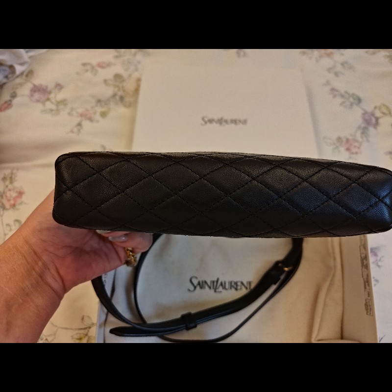 Saint Laurent Gaby 黑色絎縫小羊皮拉鍊包。-4