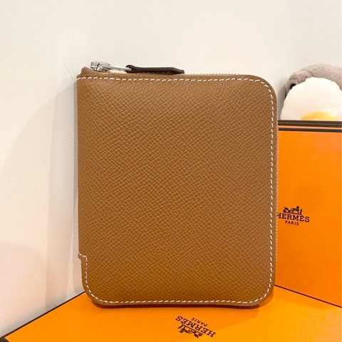 愛馬仕 Hermes 絲巾短夾 金棕色 自由之城/狗來富