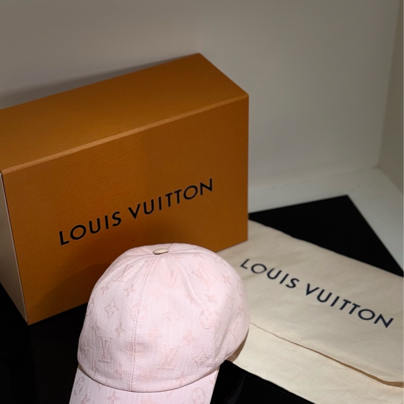 全新專櫃品🩷 Louis Vuitton 路易威登 粉紅色LV印花棒球帽-0