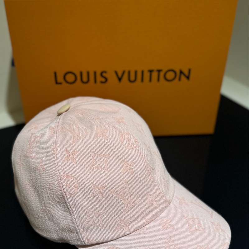 全新專櫃品🩷 Louis Vuitton 路易威登 粉紅色LV印花棒球帽-1