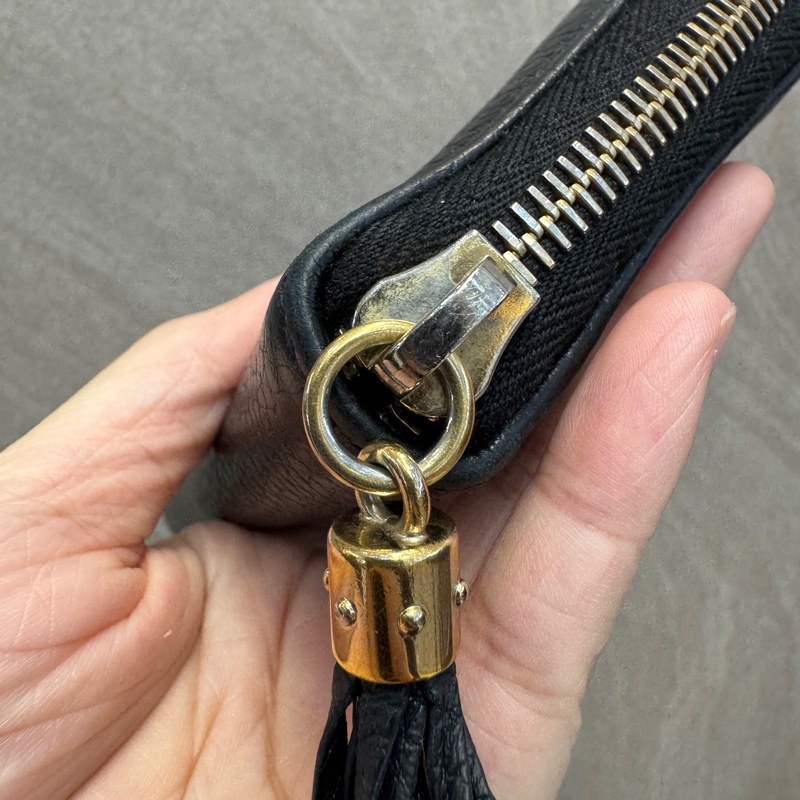 GUCCI黑色牛皮SOHO流蘇ㄇ拉鍊長夾598187-13