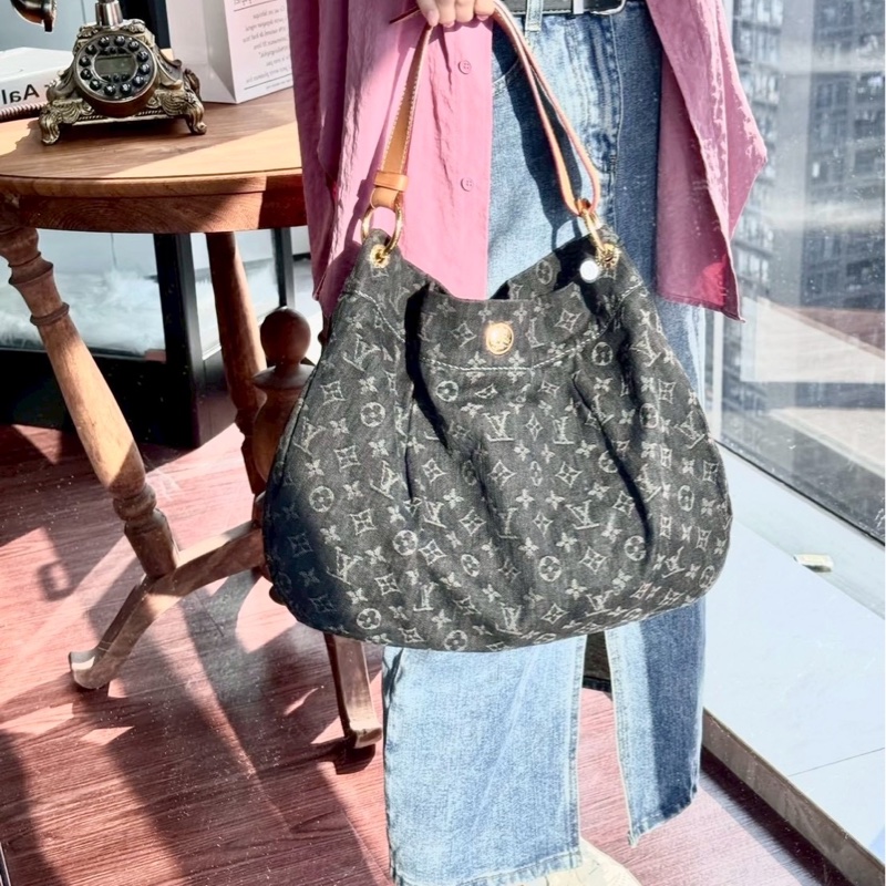 LV黑灰牛仔布老花壓紋肩背包-0