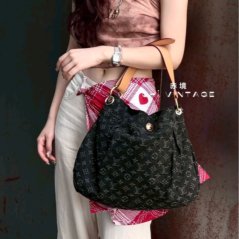 LV黑灰牛仔布老花壓紋肩背包-1