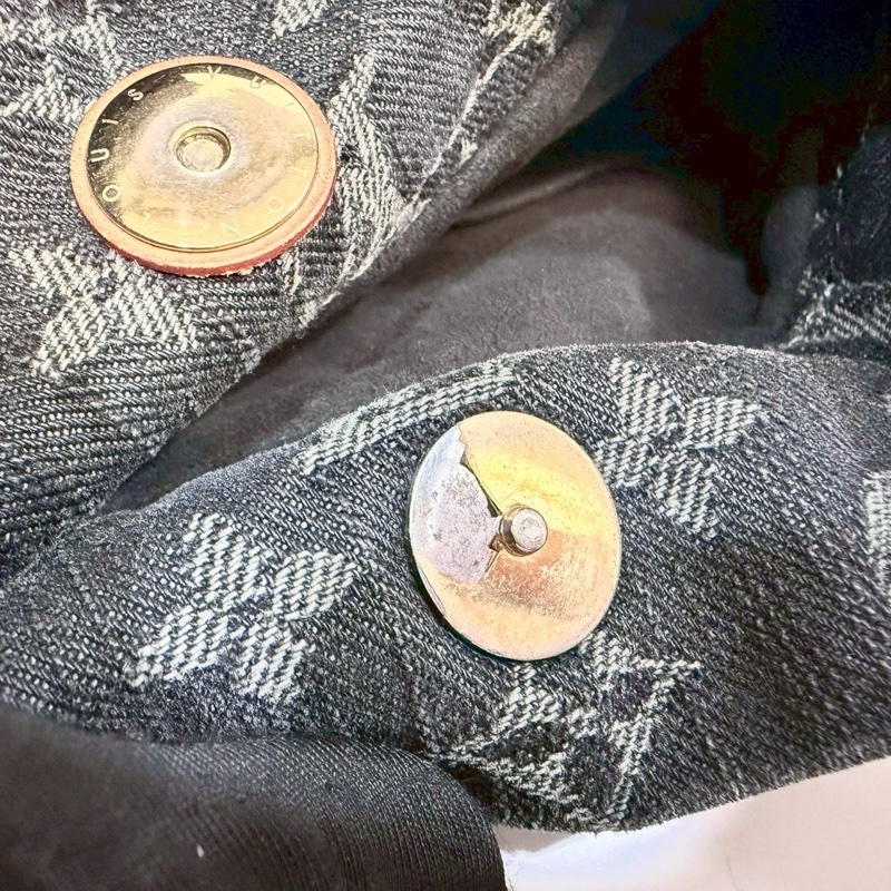 LV黑灰牛仔布老花壓紋肩背包-14