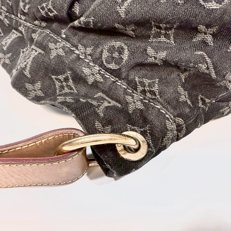 LV黑灰牛仔布老花壓紋肩背包-16