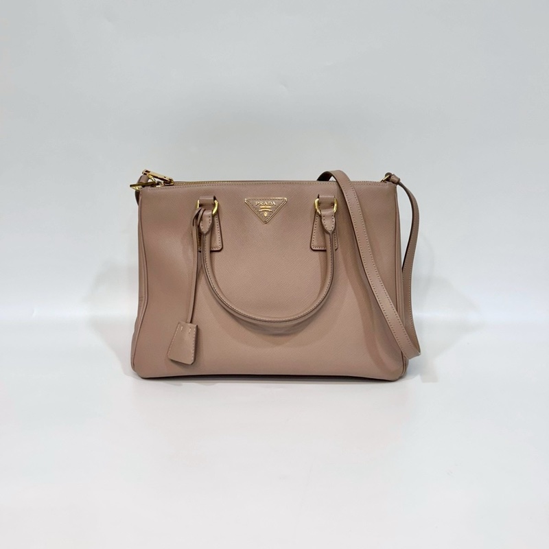 PRADA奶茶色防刮牛皮金釦大號殺手包1BA274-0