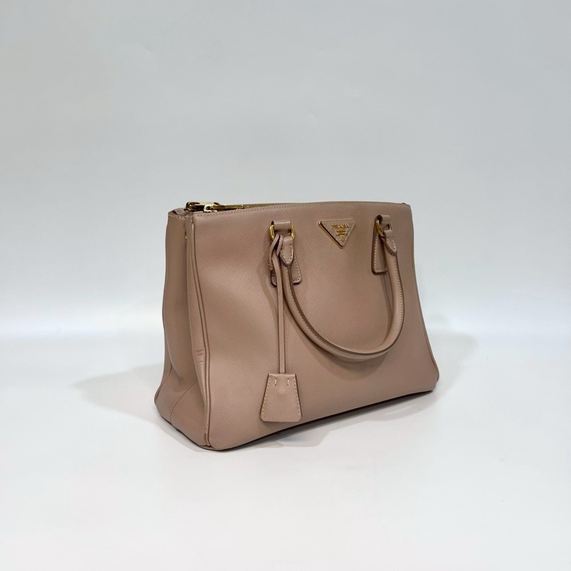 PRADA奶茶色防刮牛皮金釦大號殺手包1BA274-2