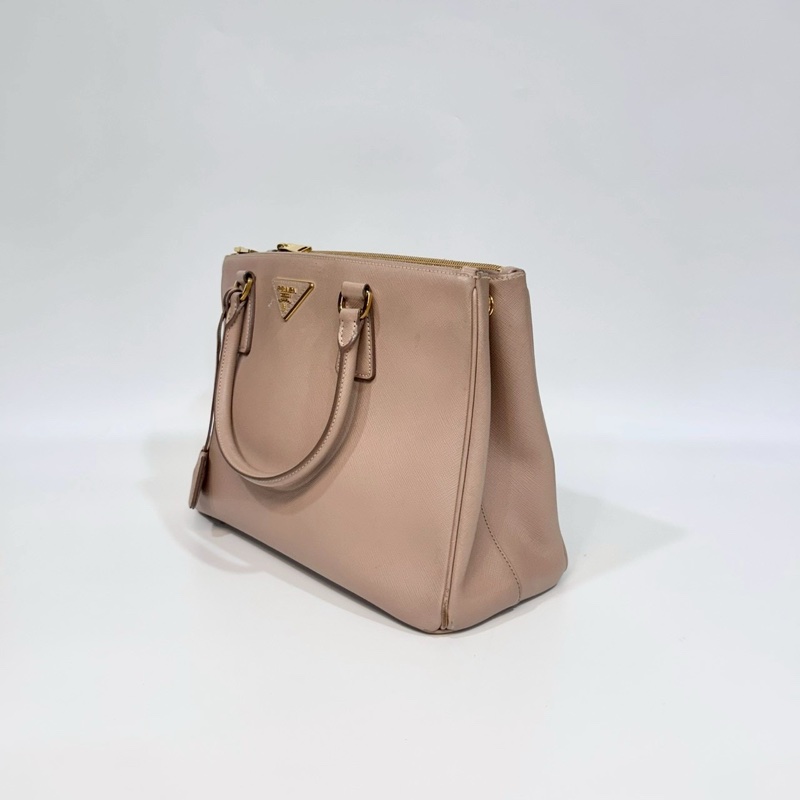 PRADA奶茶色防刮牛皮金釦大號殺手包1BA274-3