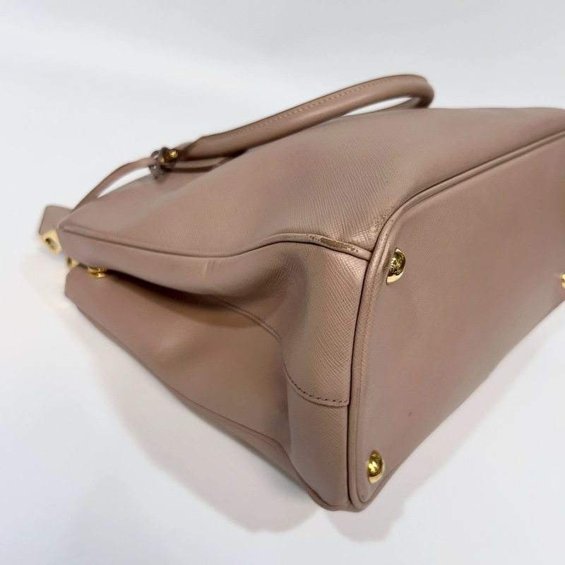 PRADA奶茶色防刮牛皮金釦大號殺手包1BA274-7