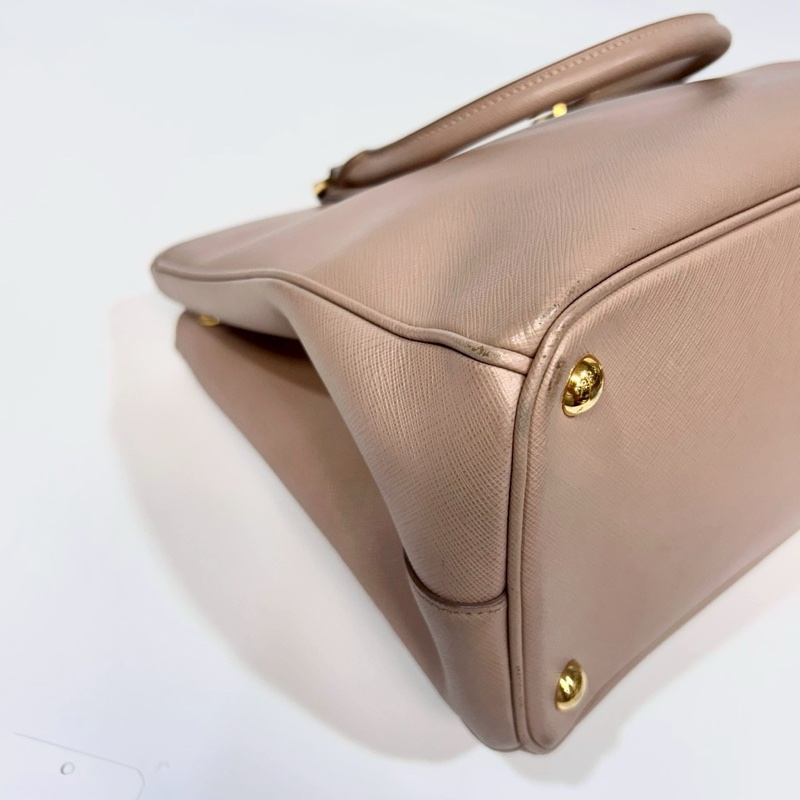 PRADA奶茶色防刮牛皮金釦大號殺手包1BA274-9