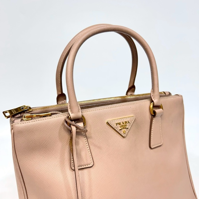 PRADA奶茶色防刮牛皮金釦大號殺手包1BA274-10