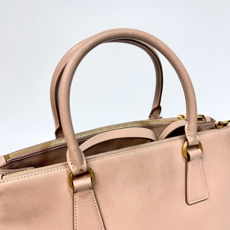 PRADA奶茶色防刮牛皮金釦大號殺手包1BA274-11