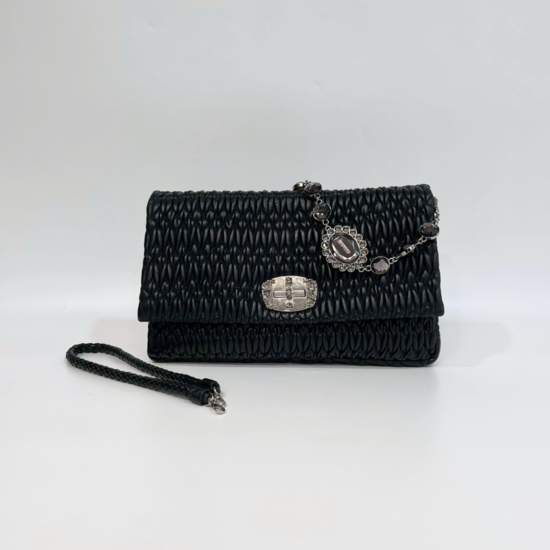 MIUMIU黑色羊皮褶皺下蓋水晶銀釦肩背包RP0169-0