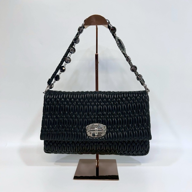 MIUMIU黑色羊皮褶皺下蓋水晶銀釦肩背包RP0169-1