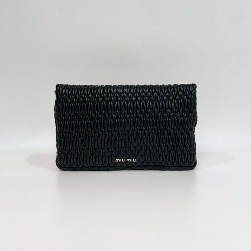 MIUMIU黑色羊皮褶皺下蓋水晶銀釦肩背包RP0169-2