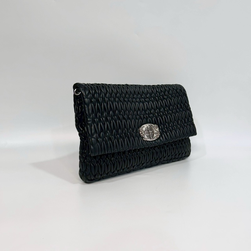 MIUMIU黑色羊皮褶皺下蓋水晶銀釦肩背包RP0169-3