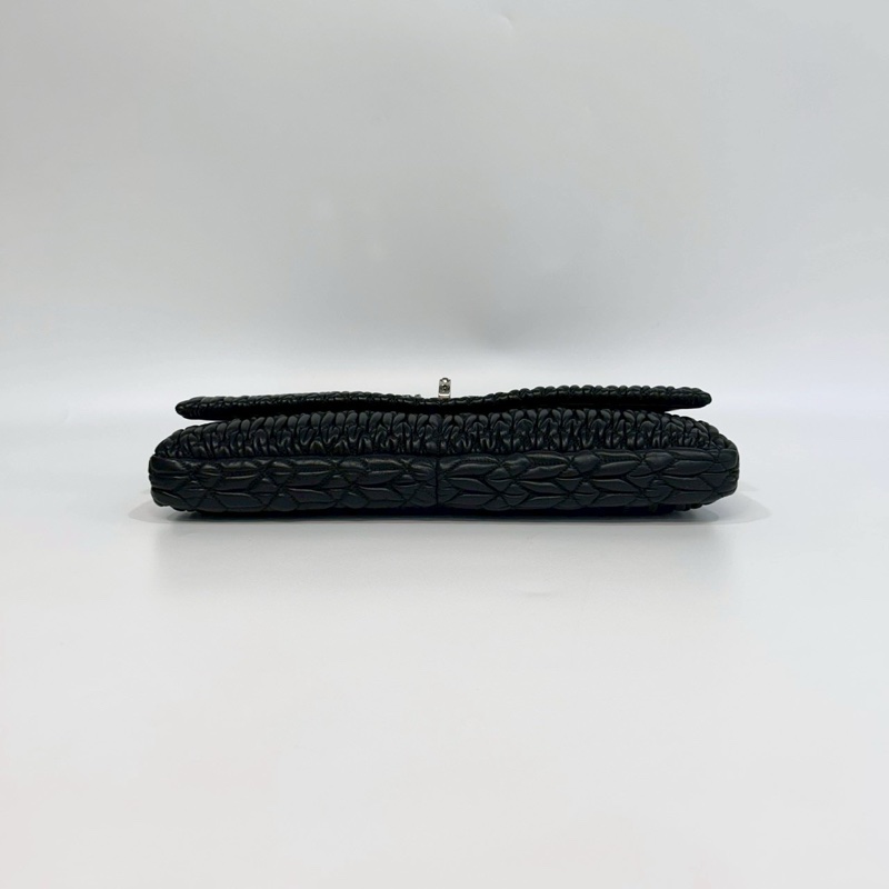 MIUMIU黑色羊皮褶皺下蓋水晶銀釦肩背包RP0169-5