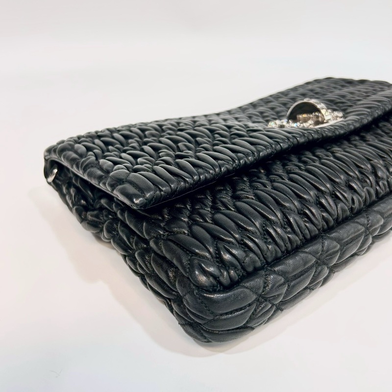 MIUMIU黑色羊皮褶皺下蓋水晶銀釦肩背包RP0169-8