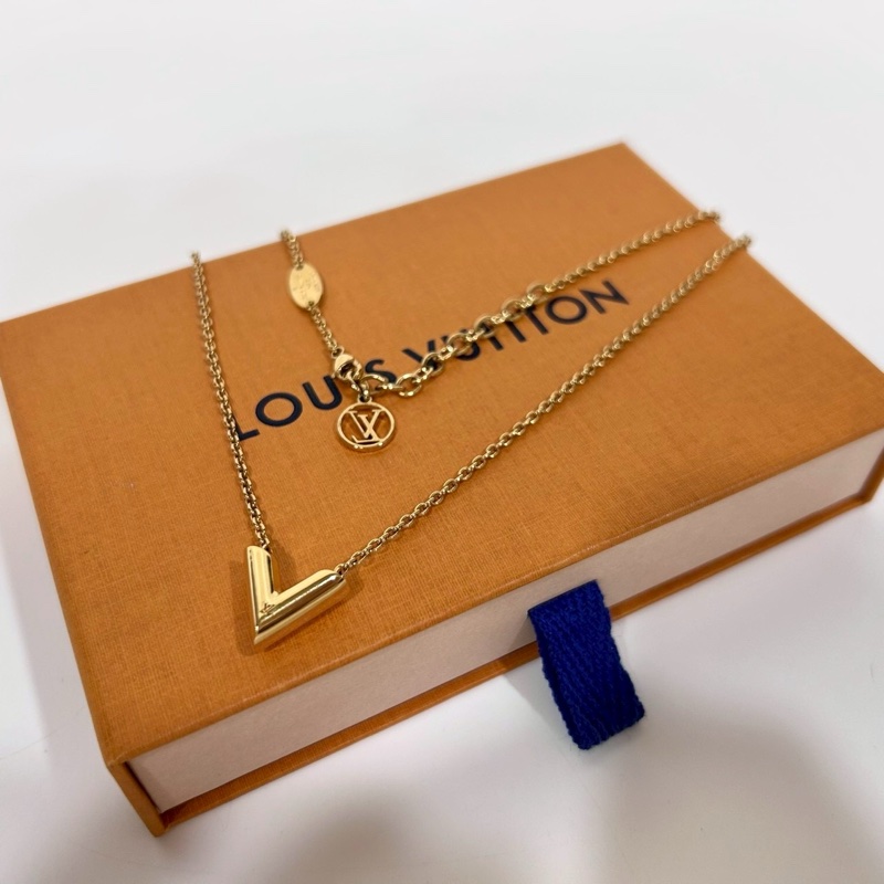 LV金色Essential V字母項鍊M61083-0