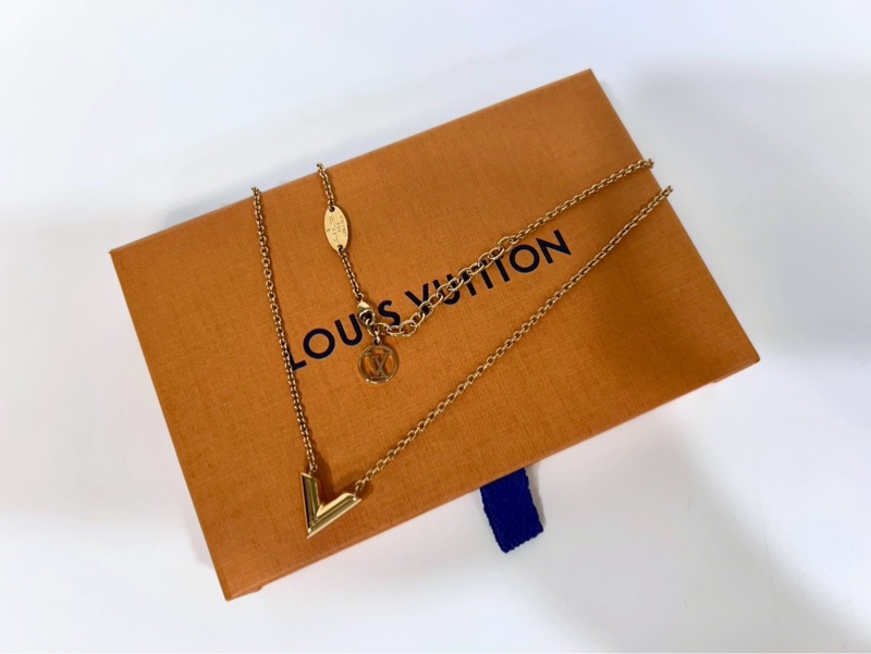 LV金色Essential V字母項鍊M61083-1
